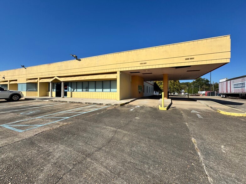 More Photos Of 421 N Gilmer Ave, Lanett General Retail For Sale