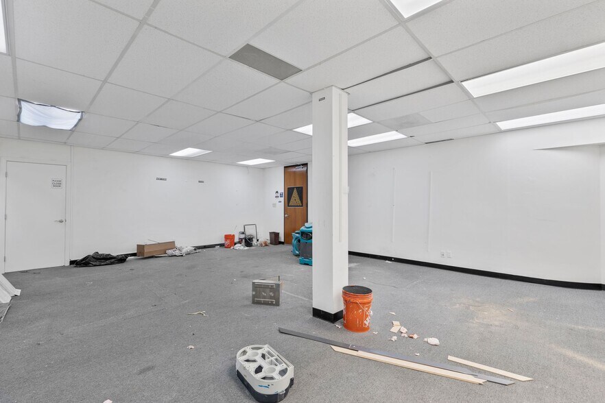 More Photos Of 14546 Hamlin St, Van Nuys Office For Lease