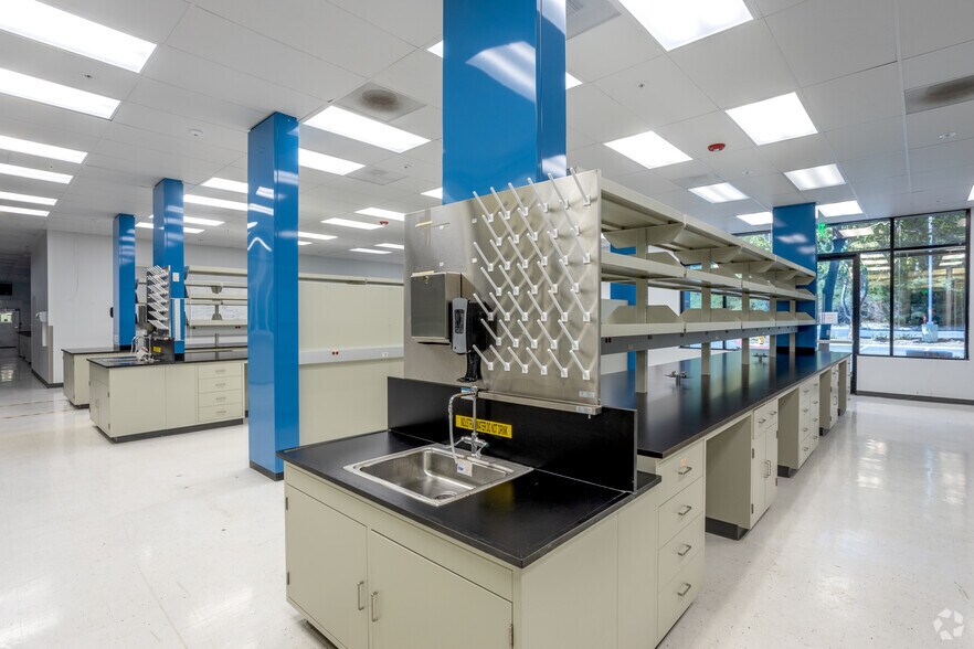 More Photos Of 4930 Directors Pl, San Diego Unknown For Lease