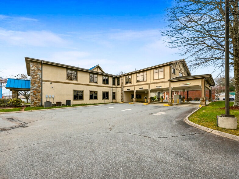 More Photos Of 101 Jack St, Hendersonville Bank For Sale