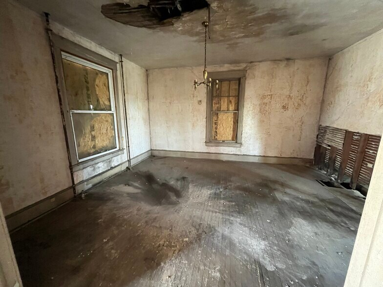 More Photos Of 17 Corling St, Petersburg Flex For Sale