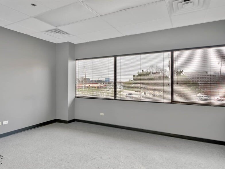 More Photos Of 1990 E Algonquin Rd, Schaumburg Medical For Lease