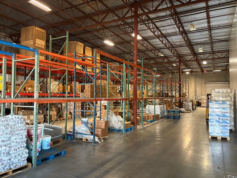 More Photos Of 2420 W Lynx Ln, Orlando Warehouse For Lease