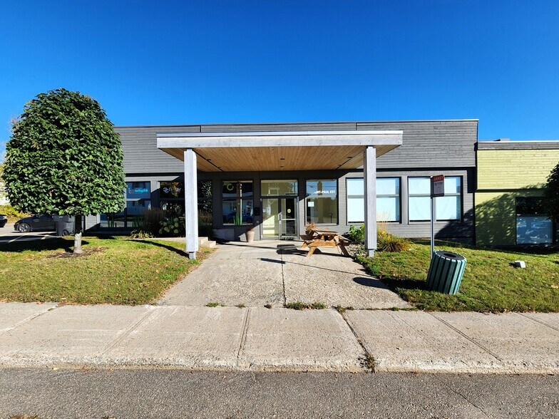More Photos Of 16 Rue Saint-Paul O, Sainte-agathe-des-monts Healthcare For Lease