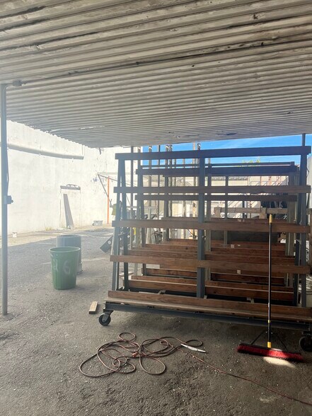 More Photos Of 702 W Anaheim St, Wilmington General Retail For Sale