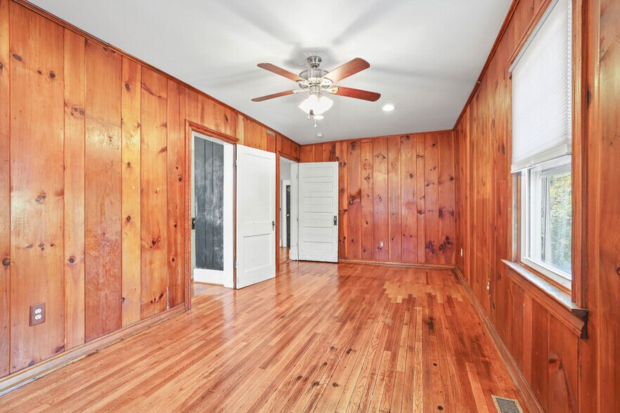 More Photos Of 113 Whitsett St, Greenville Office For Sale