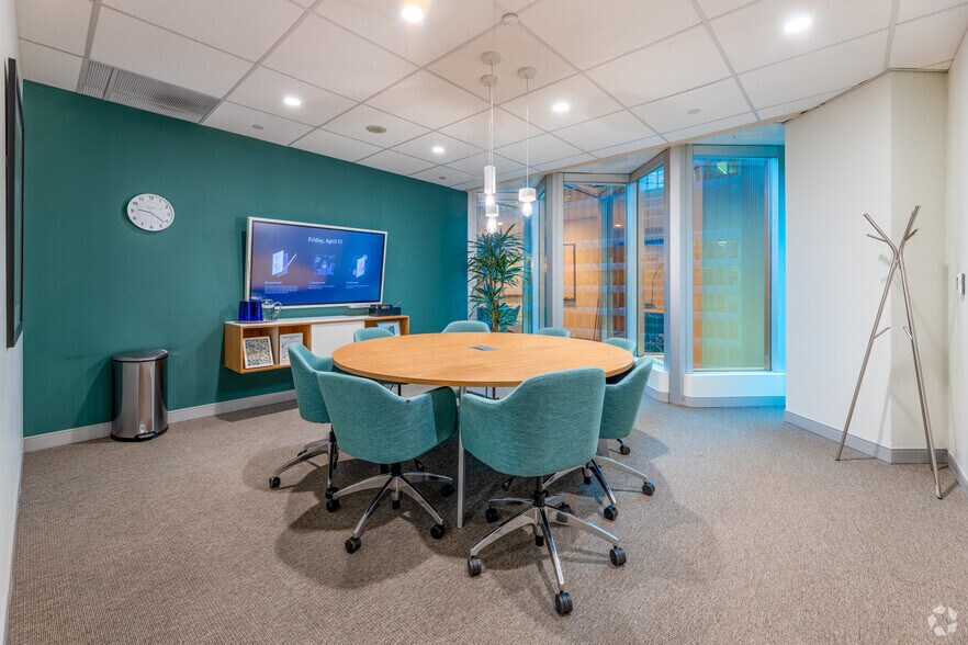 More Photos Of 200 Bay St, Toronto Coworking Space