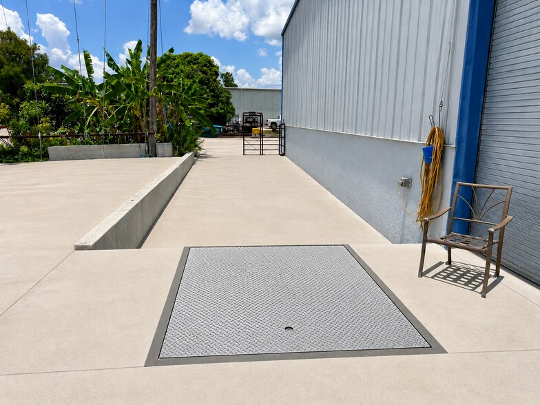 More Photos Of 12090 Metro Pky, Fort Myers Warehouse For Lease