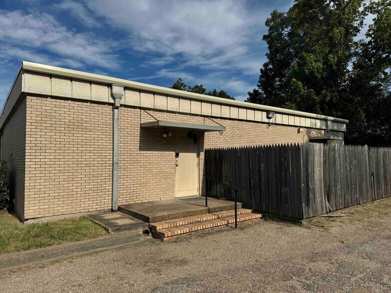 More Photos Of 300 N Washington St, Kaufman Office For Lease