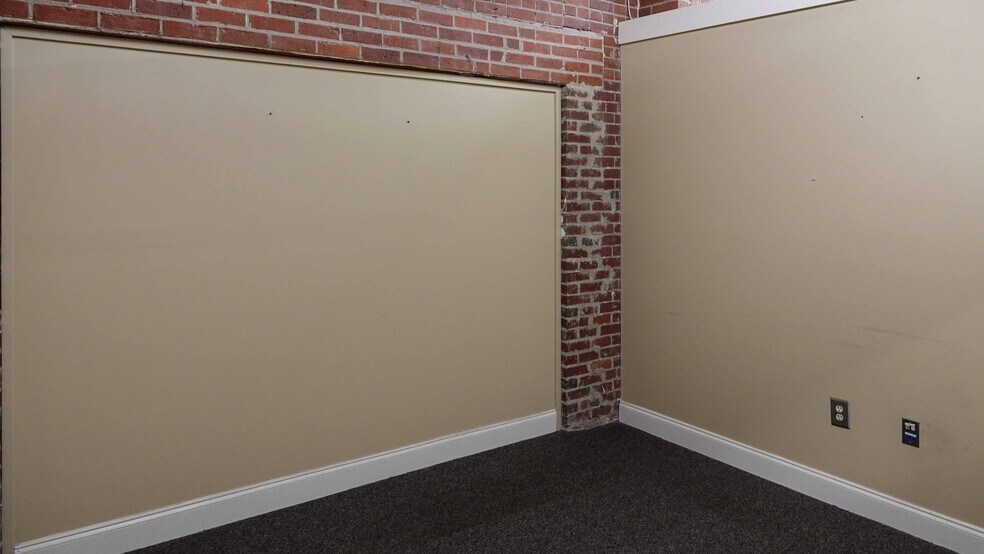 More Photos Of 1021 S Main St, Greenville Freestanding For Lease