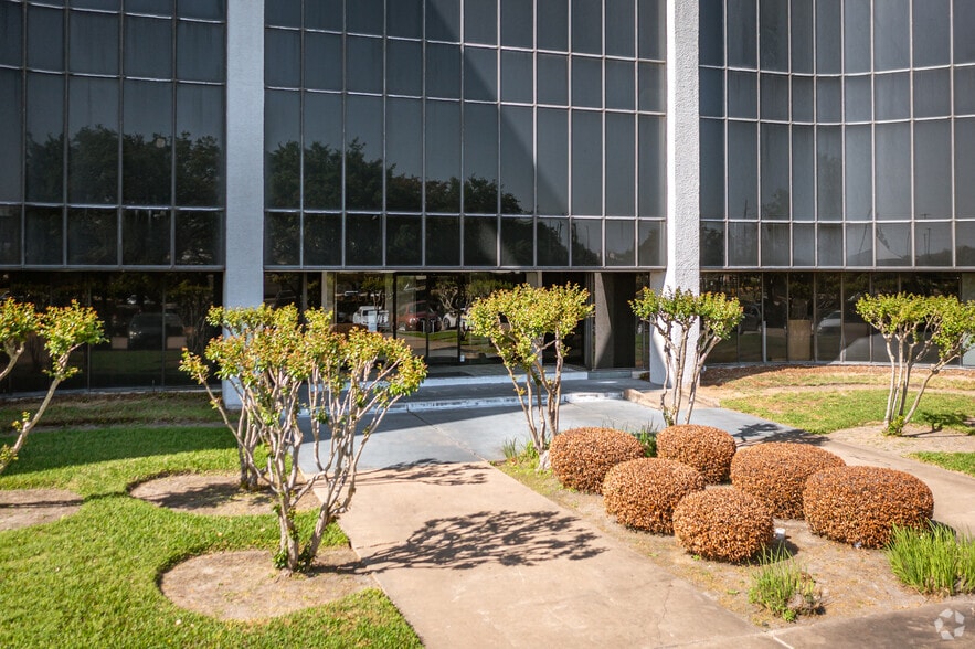 More Photos Of 6100 Corporate Dr, Houston Office For Lease