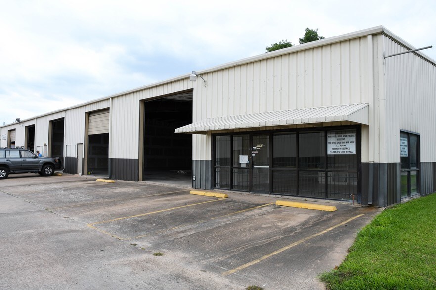 More Photos Of 7043 Satsuma Dr, Houston Warehouse For Lease