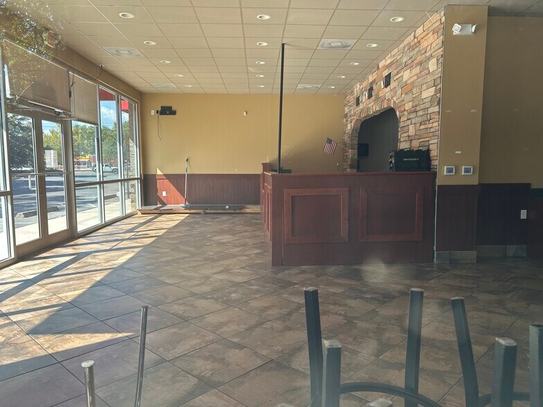 More Photos Of 4909 US-90, Pace General Retail For Lease