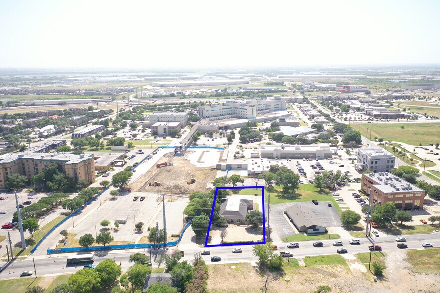 More Photos Of 319-321 Bonnie Brae St, Denton Medical For Lease