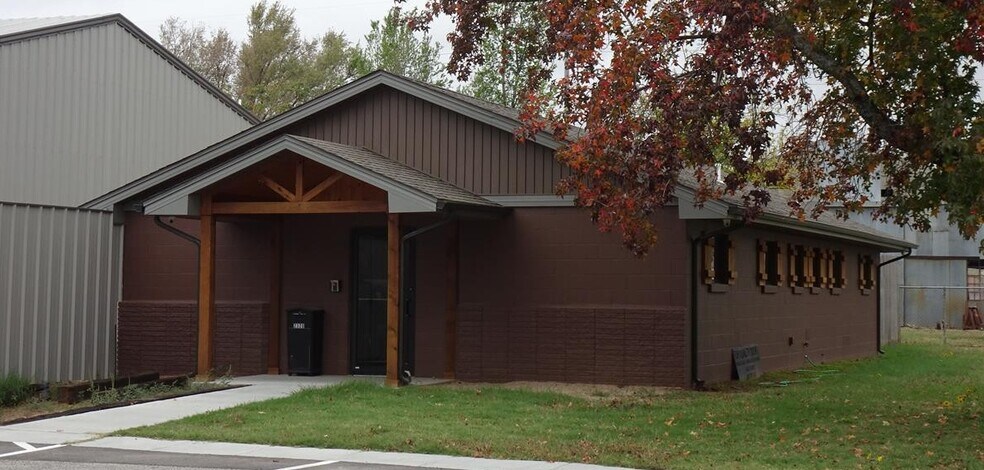 Primary Photo Of 2320 Beverly Hills St, Norman Warehouse For Sale