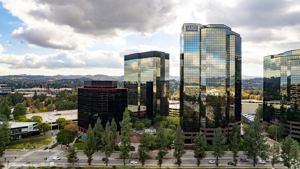 More Photos Of 21600 Oxnard St, Woodland Hills Office For Lease