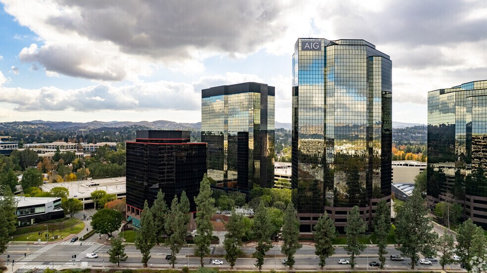 More Photos Of 21600 Oxnard St, Woodland Hills Office For Lease