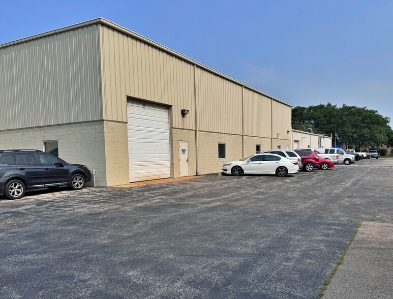 More Photos Of 5191 27th Ave, Rockford Manufacturing For Lease