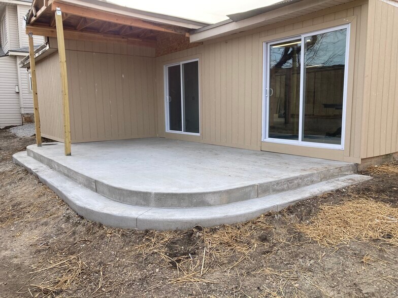 More Photos Of 220 W 80th Ter, Kansas City Storefront Retail Office For Sale