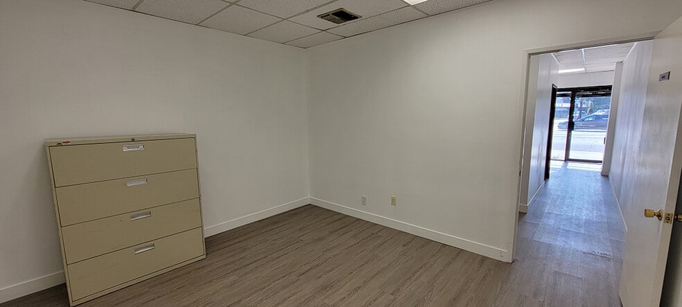More Photos Of 6047 Tampa Ave, Tarzana Office For Lease