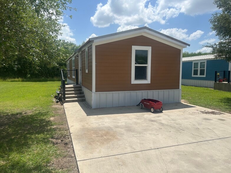 More Photos Of 1911 Wald Rd, New Braunfels Manufactured Housing Mobile Home Park For Sale