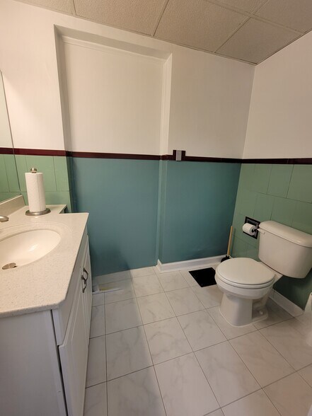 More Photos Of 1730 Madison Rd, Cincinnati Office For Sale