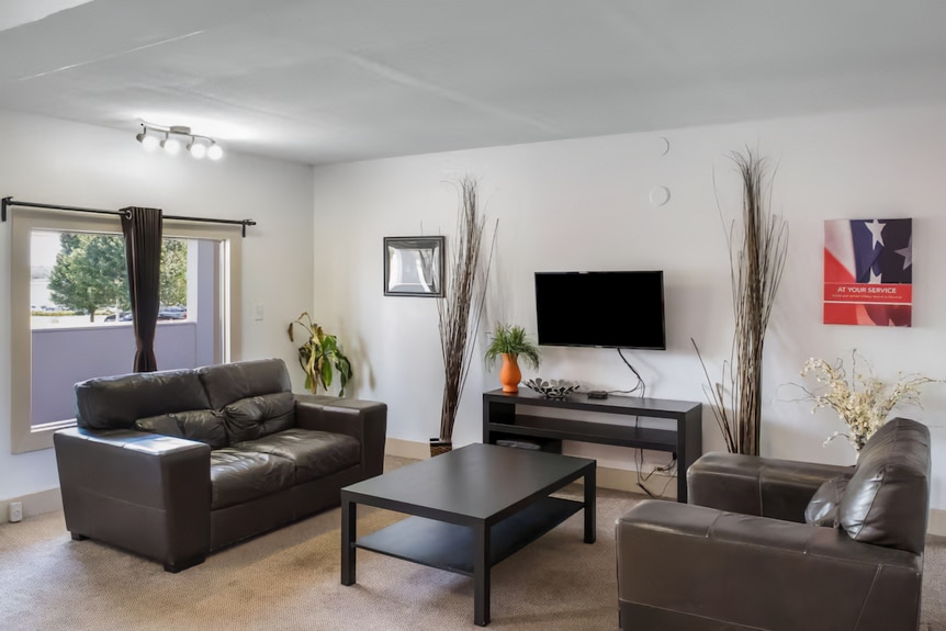 More Photos Of 150 N Garver Rd, Monroe Hotel For Sale