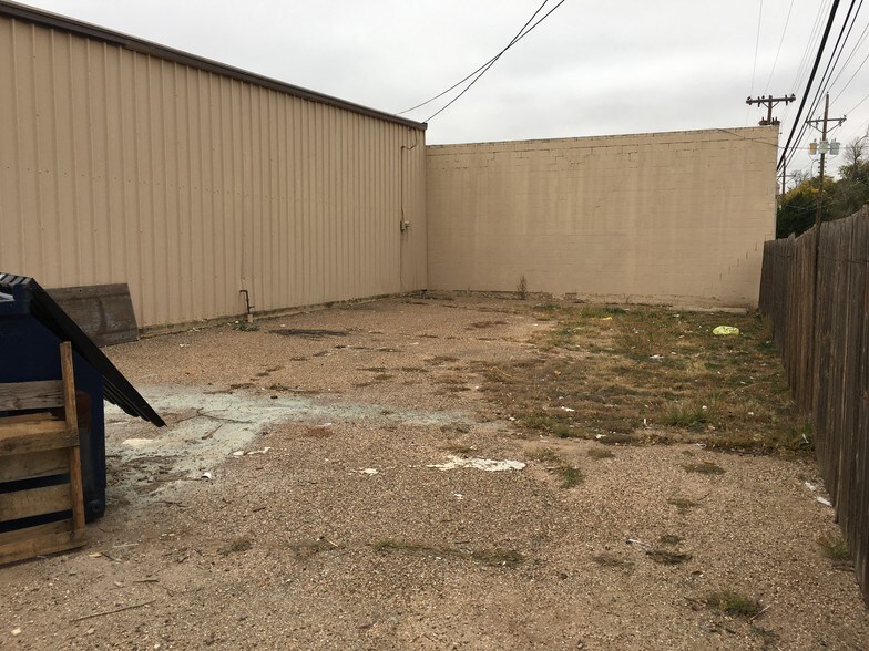 More Photos Of 2006 50th St, Lubbock Flex For Lease