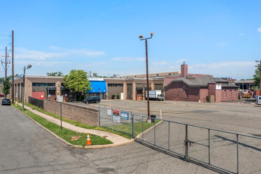 More Photos Of 100-118 John F Kennedy Dr N, Bloomfield Warehouse For Lease