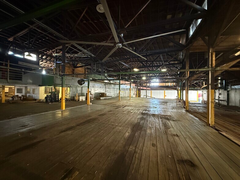 More Photos Of 650 Avenue R SW, Winter Haven Distribution For Sale