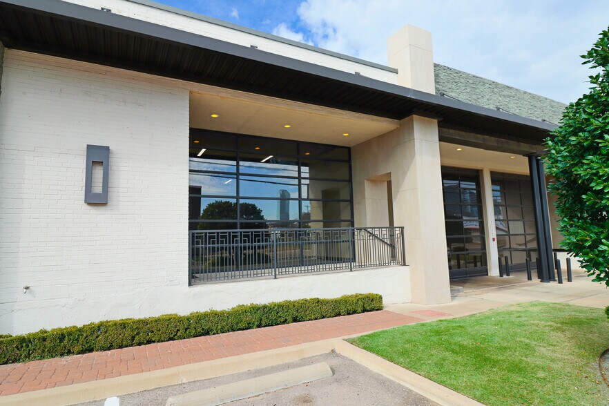 More Photos Of 183 Cole St, Dallas Showroom For Lease