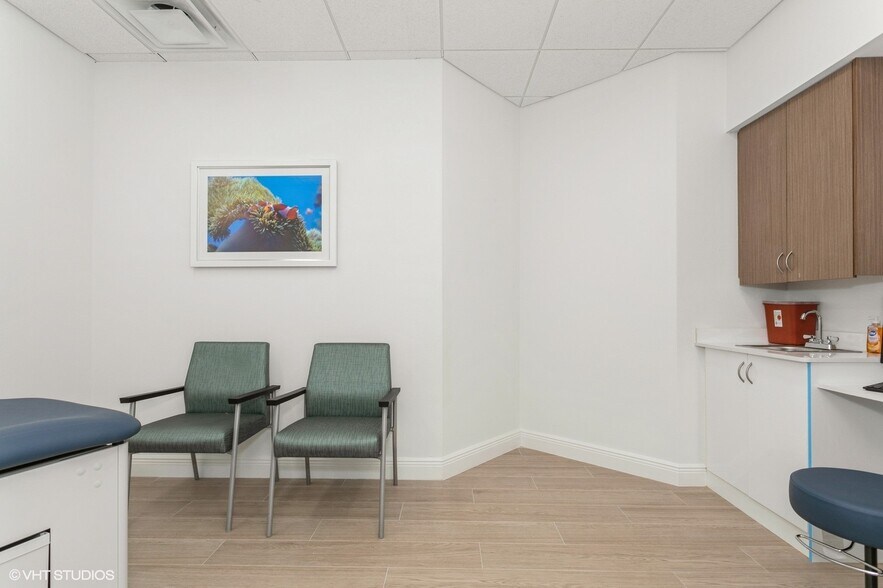 More Photos Of 2520 Tamiami Trl N, Nokomis Medical For Sale