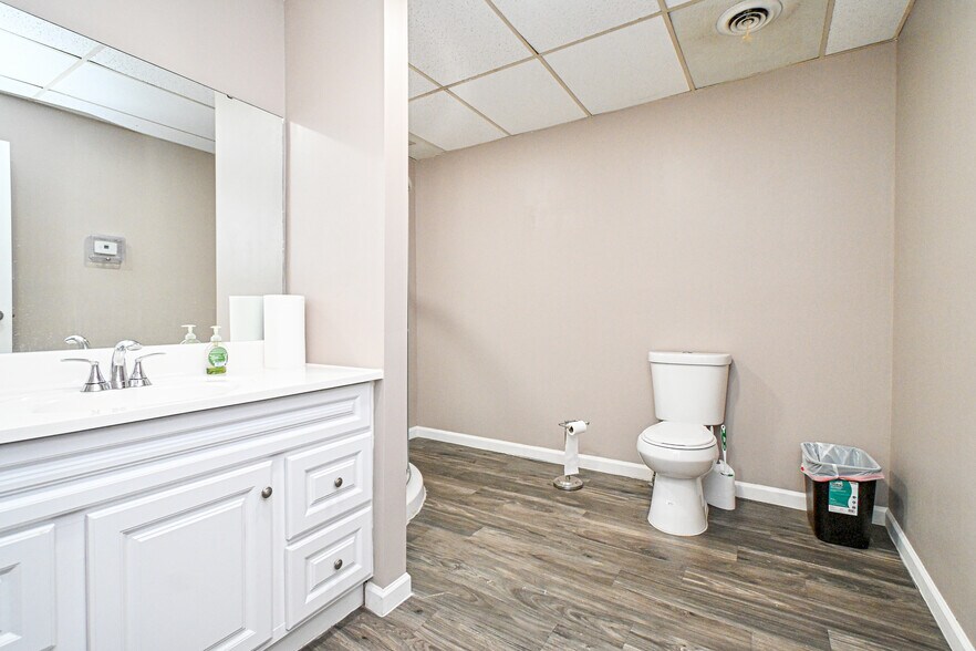 More Photos Of 8240 Clara Ave, Cincinnati Office For Sale