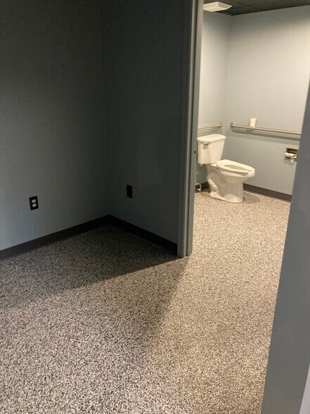 More Photos Of 935 S Iowa St, Lawrence Office For Lease