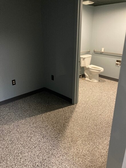 More Photos Of 935 S Iowa St, Lawrence Office For Sale