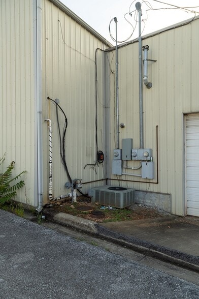 More Photos Of 118 E Davis St, Stockton General Retail For Sale