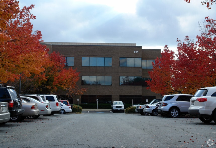 More Photos Of 814 W Diamond Ave, Gaithersburg Office For Sale