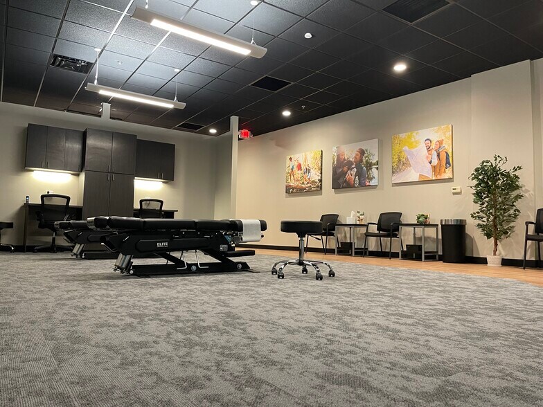 More Photos Of 5860-5990 Sashabaw Rd, Independence Township Storefront For Lease