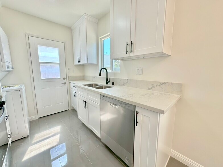 More Photos Of 10720 Charnock Rd, Los Angeles Multifamily For Sale