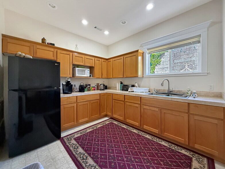 More Photos Of 624 Fleet St, Brookings Office For Sale