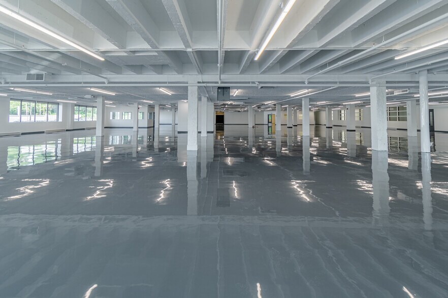 More Photos Of 875 Boul Charest O, Québec Office For Sale