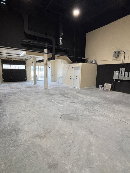 More Photos Of 585 Hanlon Creek Blvd, Guelph Showroom For Lease