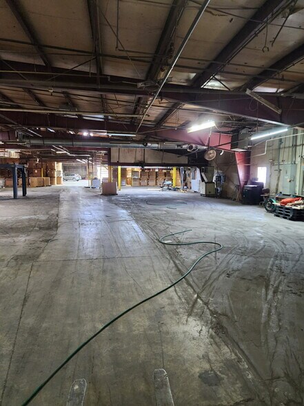 More Photos Of 712 Industrial Ln, Oneida Distribution For Sale