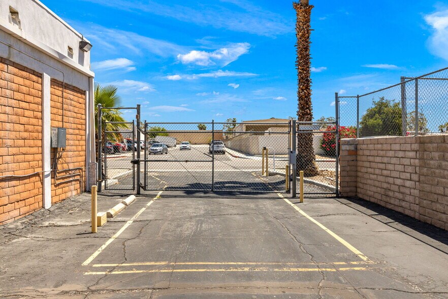 More Photos Of 811-823 S Williams Rd, Palm Springs Self Storage For Sale