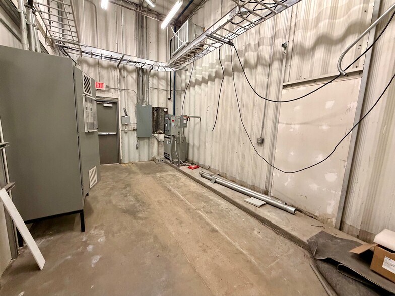 More Photos Of 4303 E 39th St, Kearney Warehouse For Sale