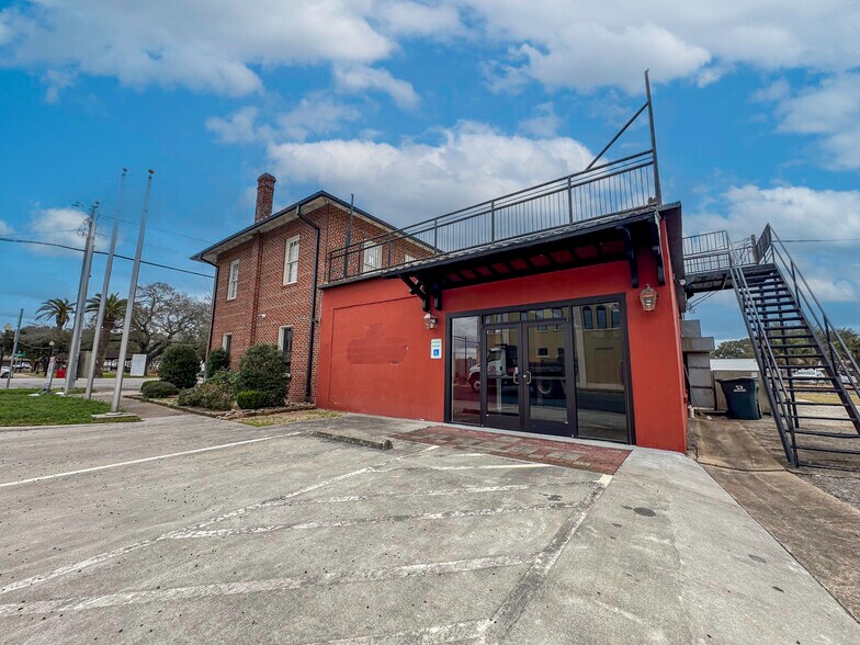 More Photos Of 1 N Mechanic St, El Campo Office For Lease