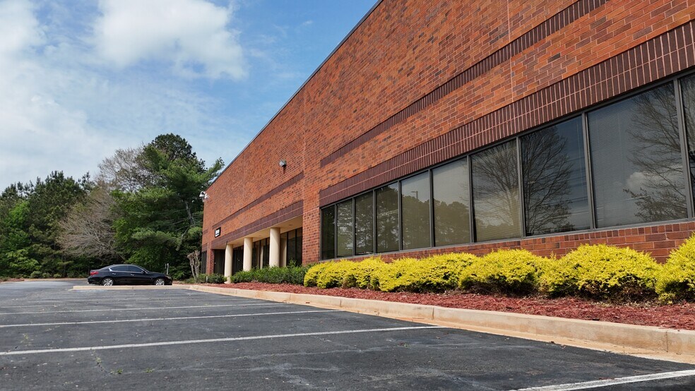 More Photos Of 5370 Truman Dr, Decatur Distribution For Lease