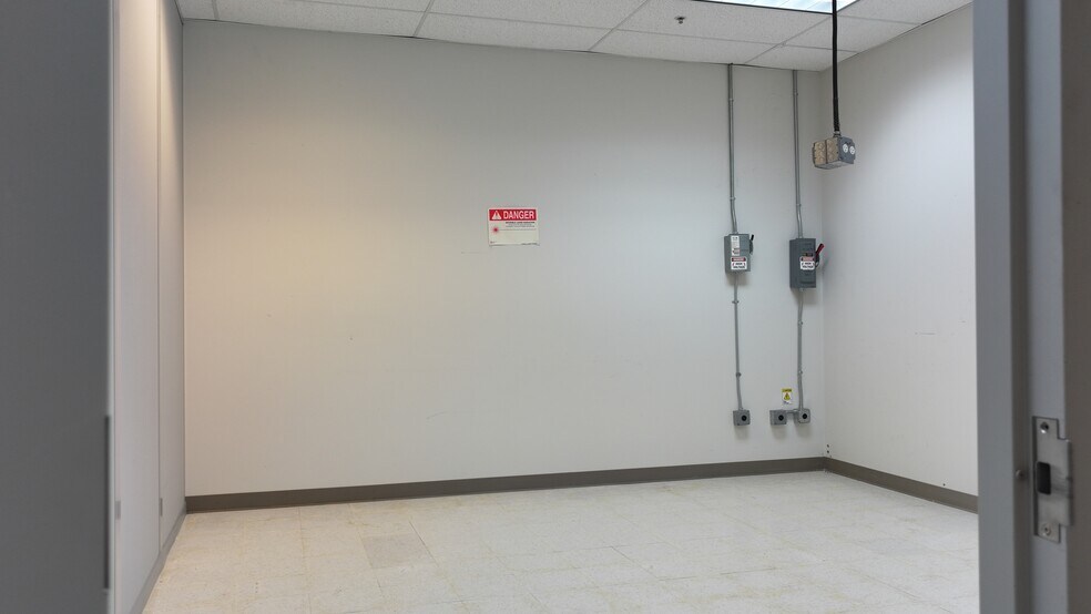 More Photos Of 2526 Qume Dr, San Jose Light Distribution For Lease