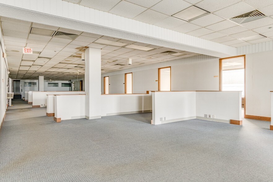 More Photos Of 825 Riverview Dr, Benton Harbor Light Distribution For Sale