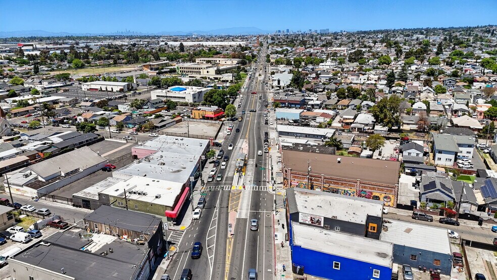 More Photos Of 7134 International Blvd, Oakland Showroom For Sale